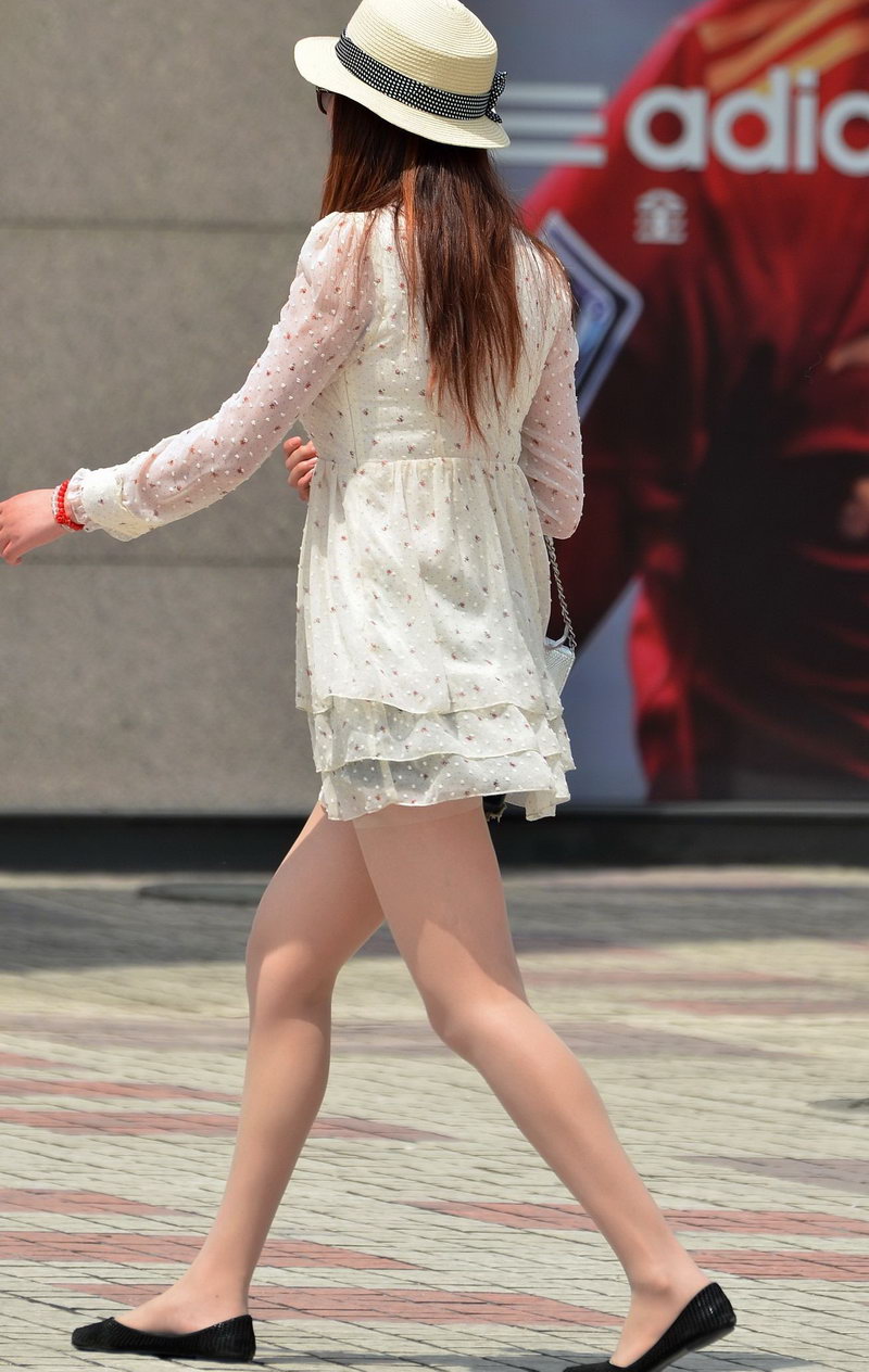 扬州时代广场街拍的肉丝袜美女
