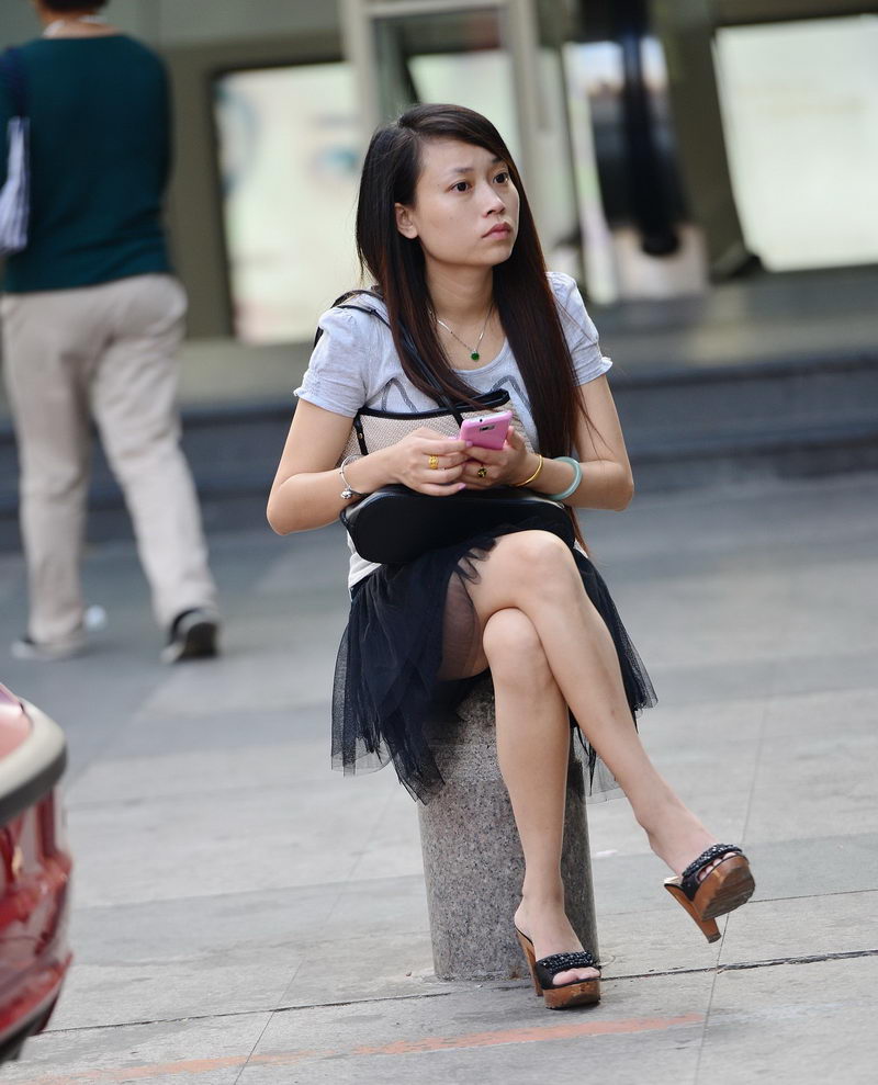 维多利广场玩手机的鸵鸟裙美女