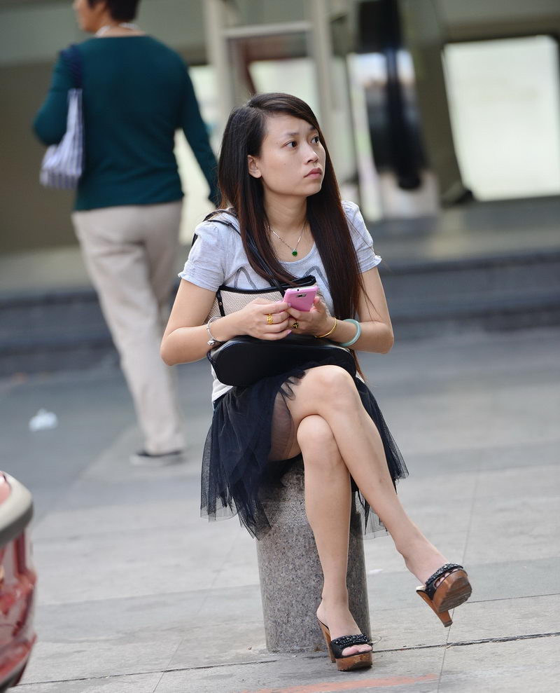 维多利广场玩手机的鸵鸟裙美女