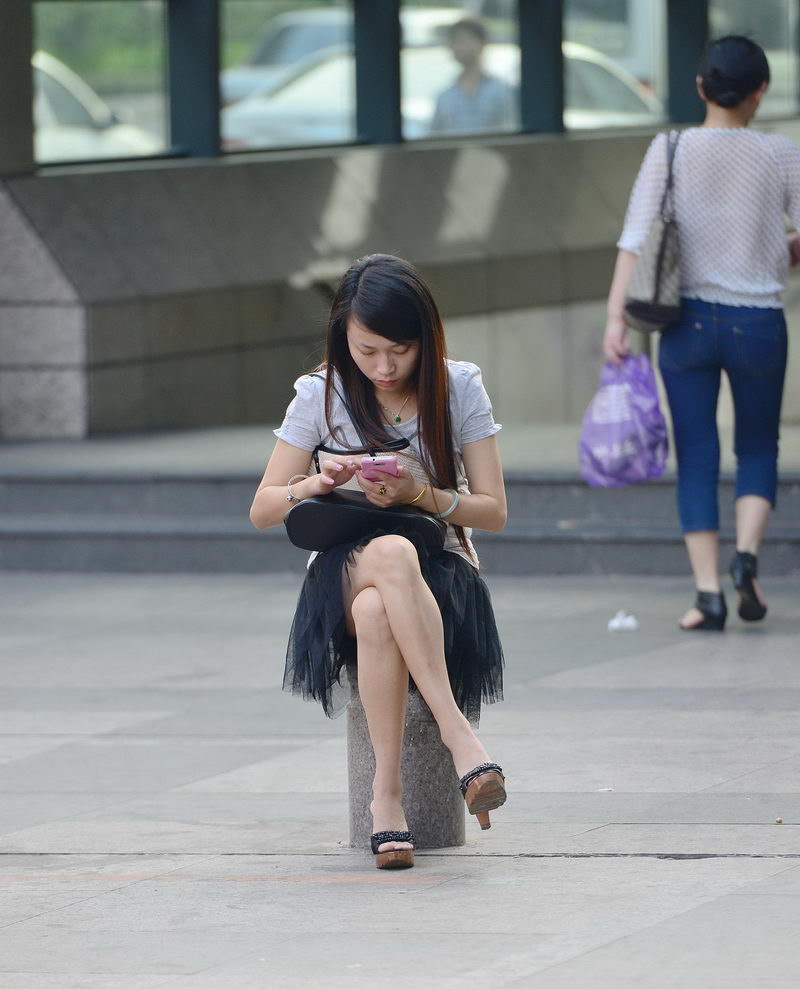 维多利广场玩手机的鸵鸟裙美女(1)