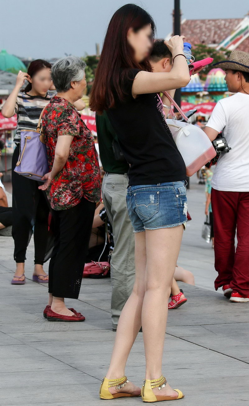 夏天在青岛旅游街拍的牛仔短裤美眉
