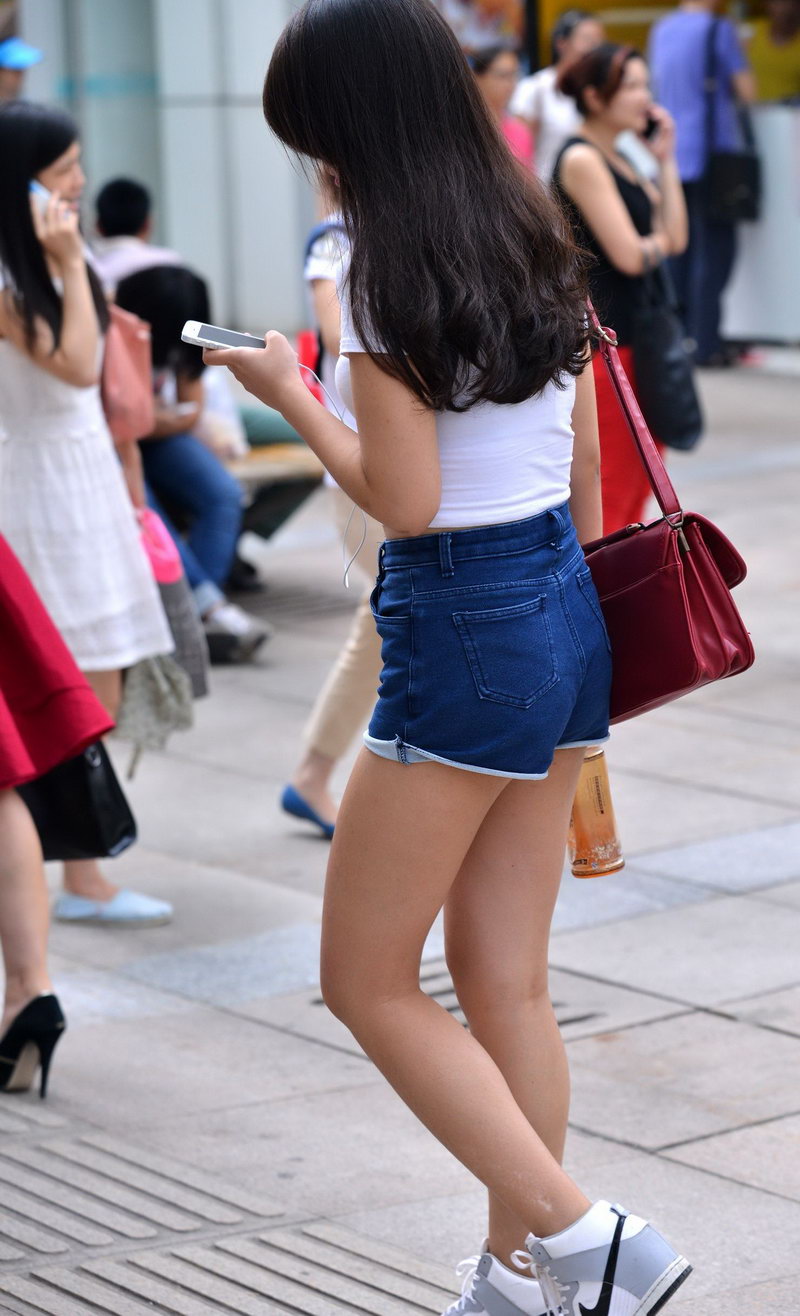 南开大学后门街拍的牛仔短裤女生