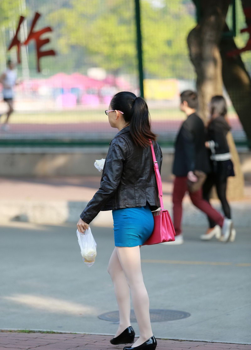 上海交通大学穿紧身裙的眼镜妹