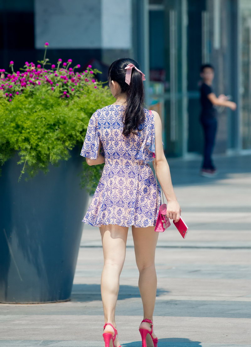 综合楼门口的花裙子MM