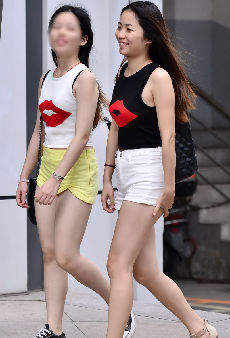 去新乡尝小吃街拍的美眉