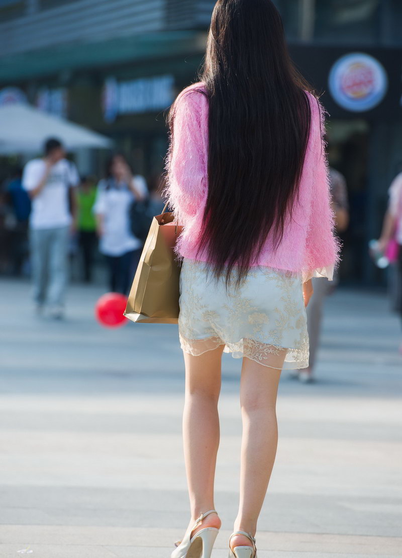 杭州最大的冷饮店门口街拍的美女(1)