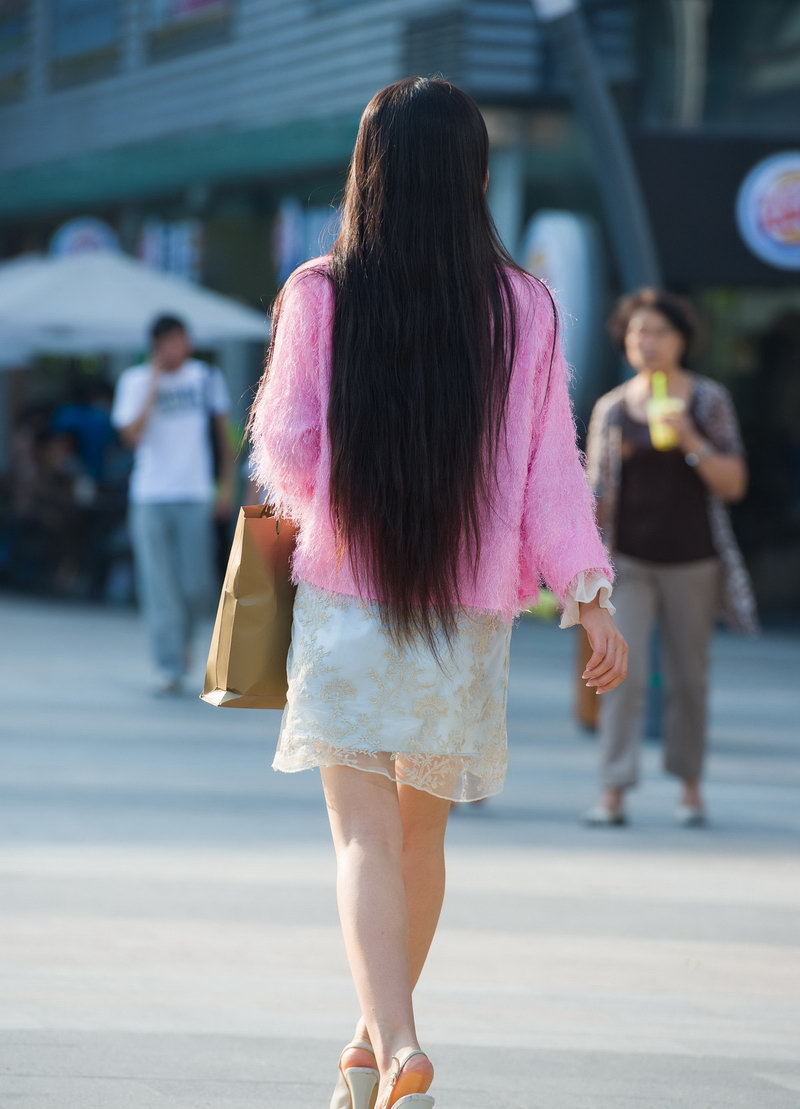 杭州最大的冷饮店门口街拍的美女