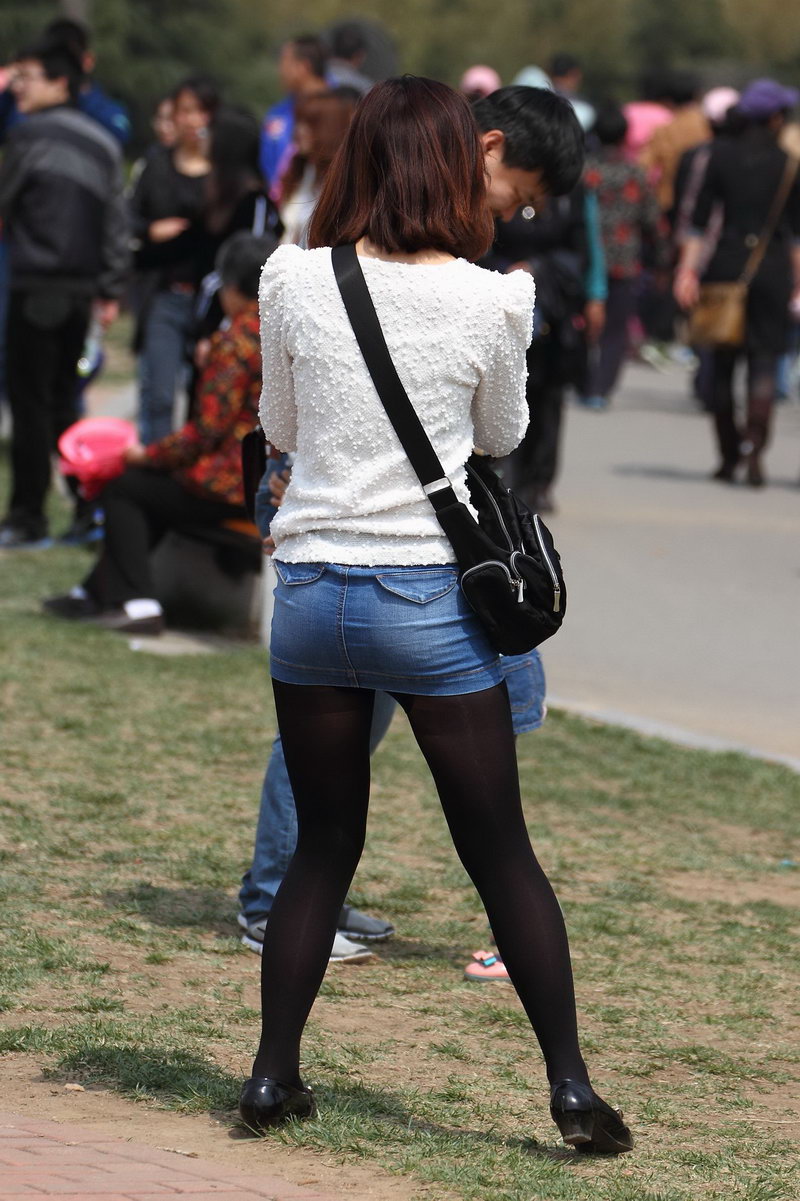公园里街拍的牛仔短裙黑丝袜姐姐