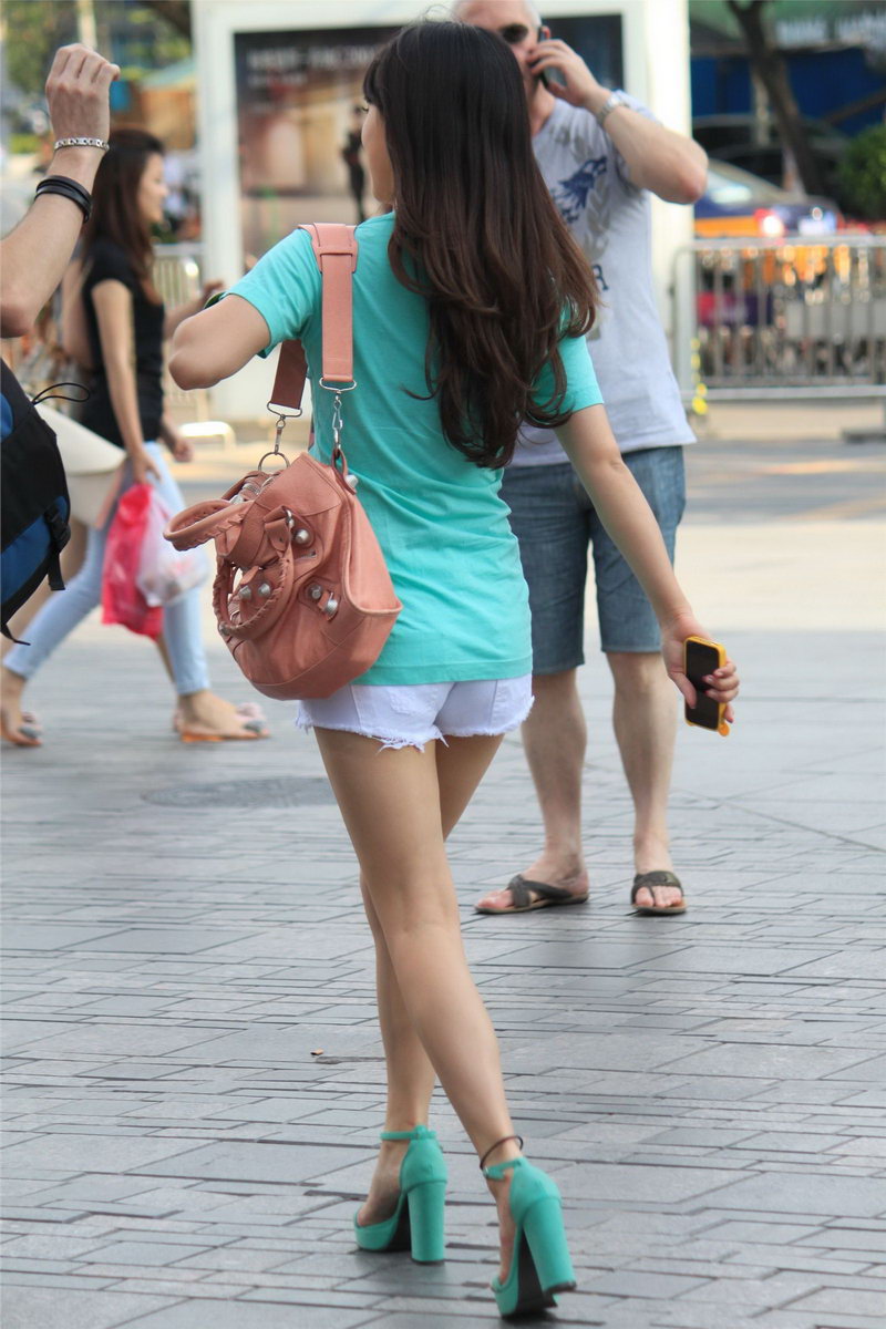 杭州的商业区街拍的绿色高跟鞋美女