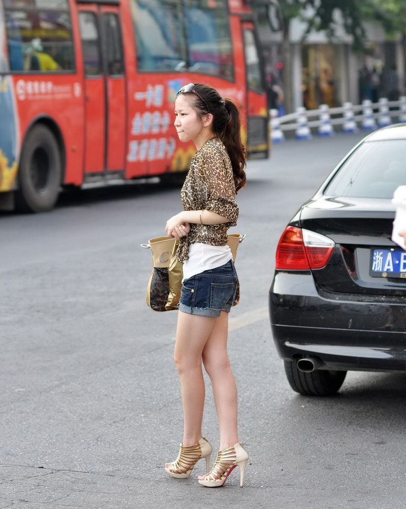 杭州旅游街拍的两个美女