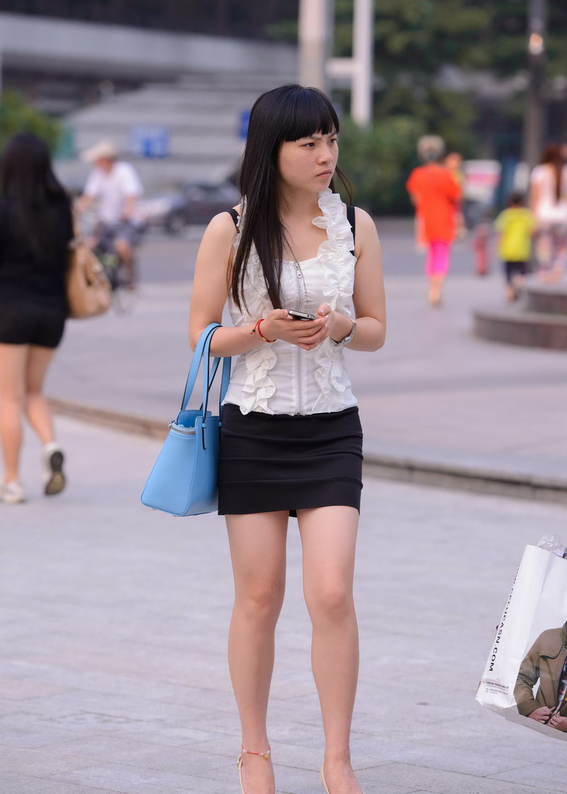 湖南大学门口的超短裙女生
