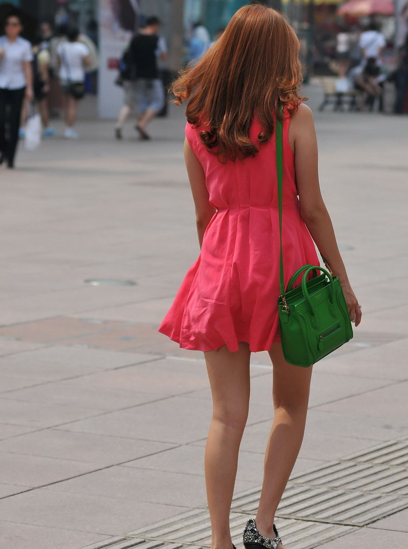 新康德商厦街拍的红裙美女