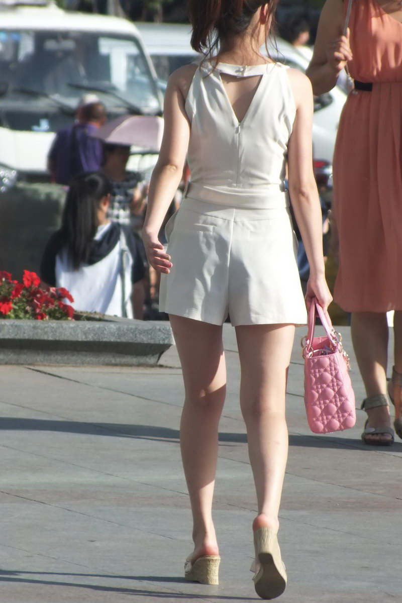 福州夏季车展街拍的短裤裙美女姐姐