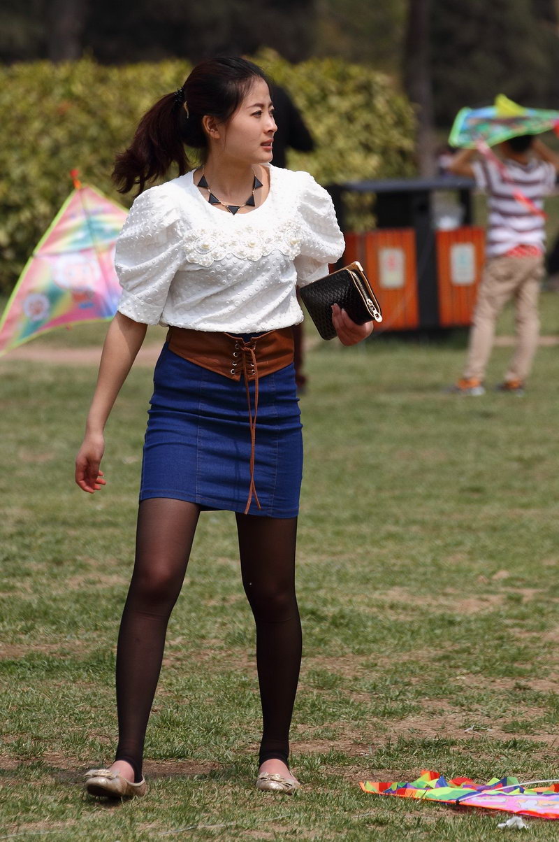 杭州一个公园放风筝的美少妇