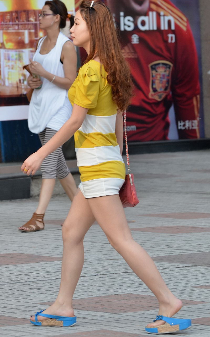 扬州时代广场街拍连衣裙美女