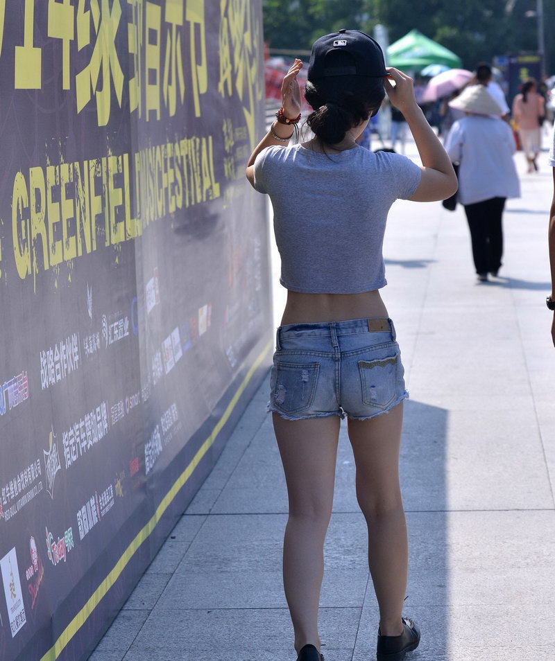 上海某步行街单反拍的一个时尚女孩(1)