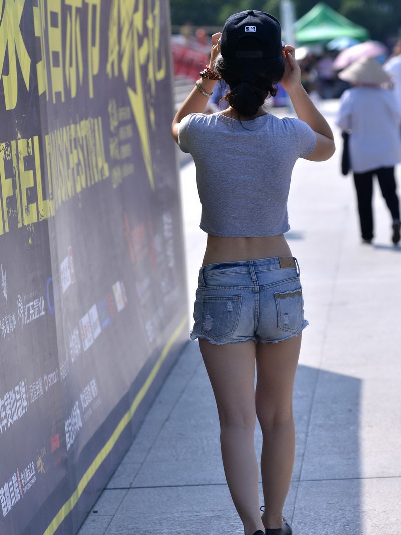 上海某步行街单反拍的一个时尚女孩