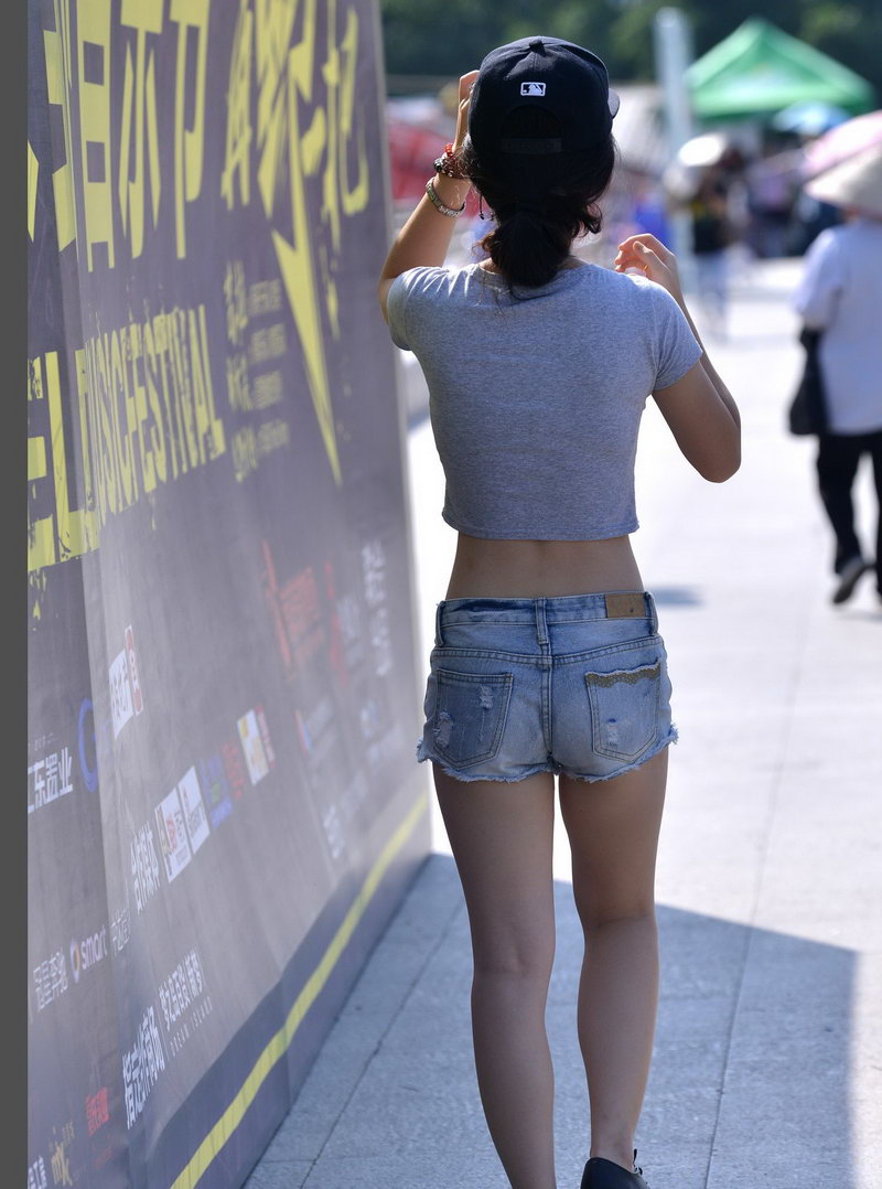 上海某步行街单反拍的一个时尚女孩