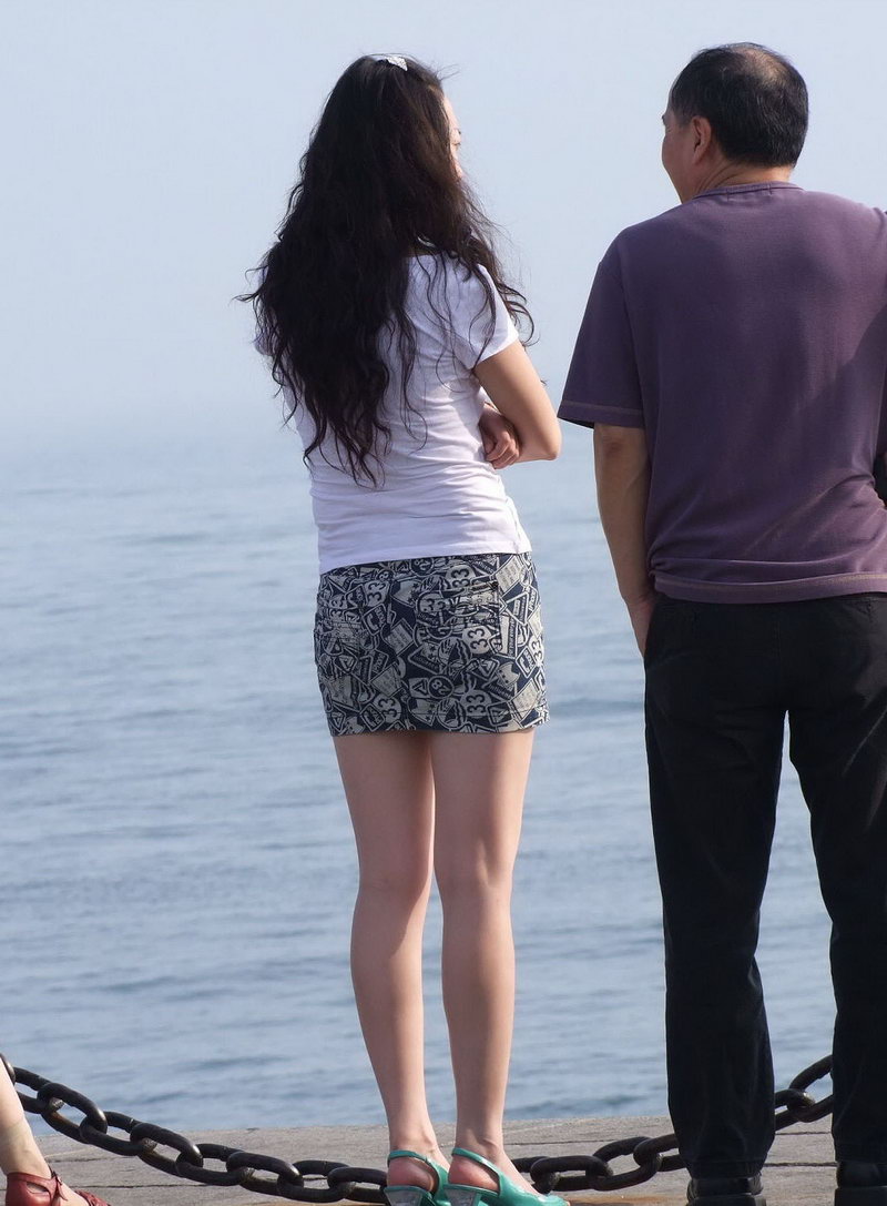 青岛海边散步街拍的超短裙姐姐(1)
