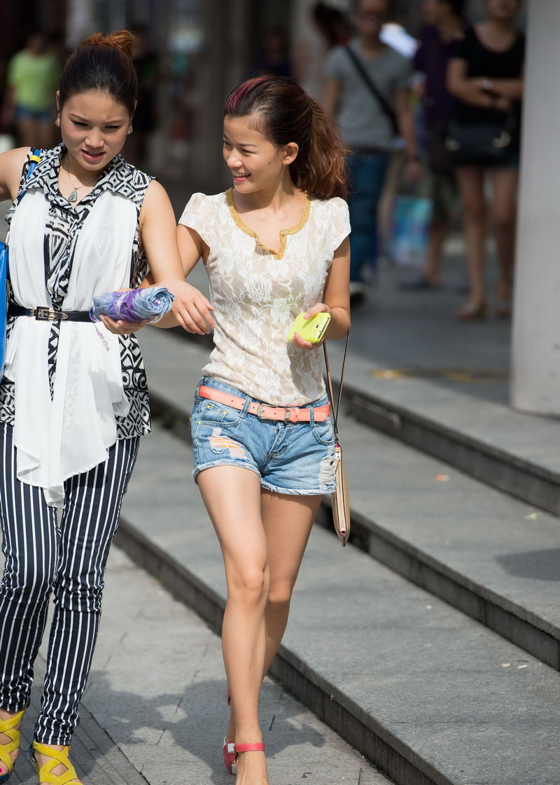 上海的商业区见到的牛仔短裤美女