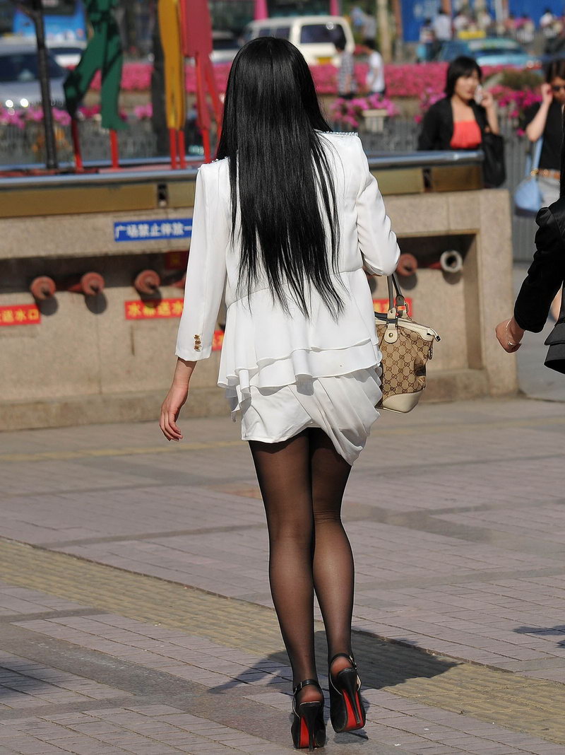 淄博的广场街拍的美眉