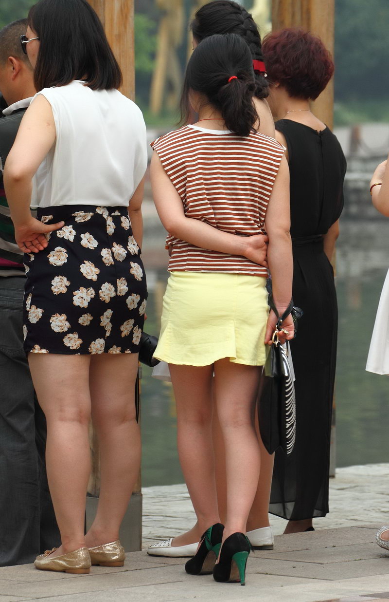 朝阳公园街拍的小黄短裙女生