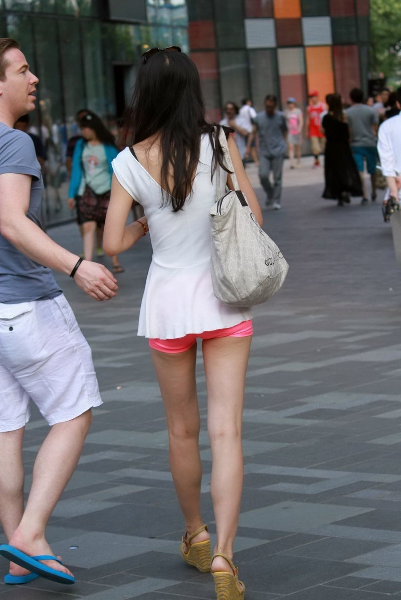 天津商业区街拍的性感高跟美女