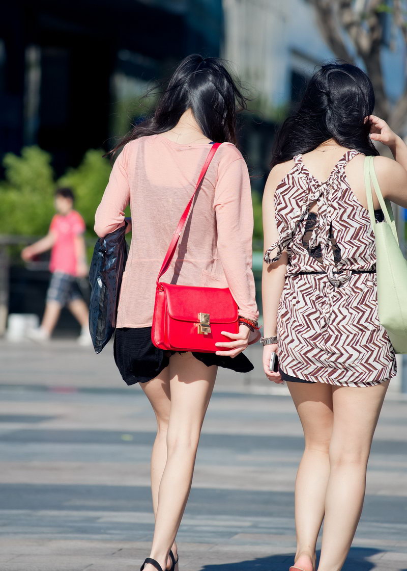 美居乐广场散步的两个美女