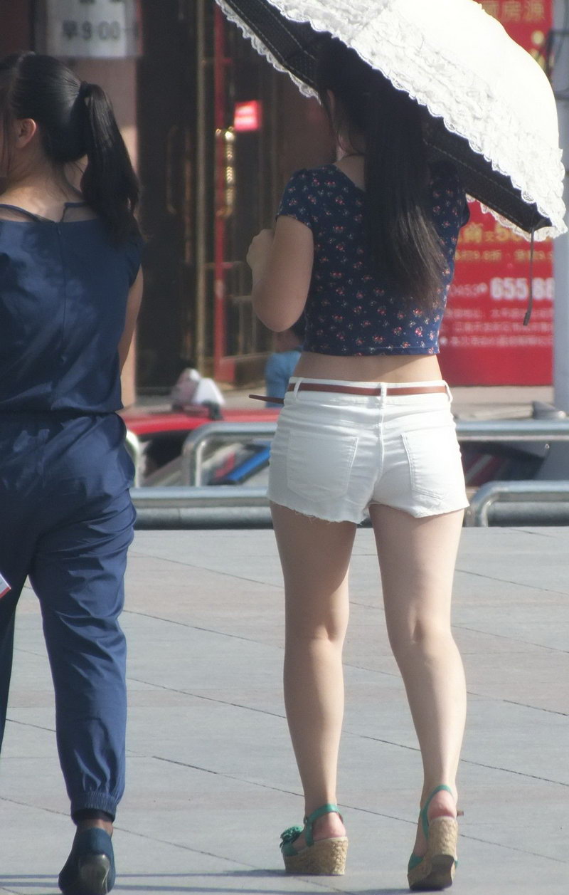 重庆的山城公园街拍的短裤妹子