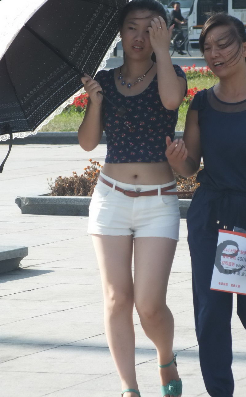 重庆的山城公园街拍的短裤妹子