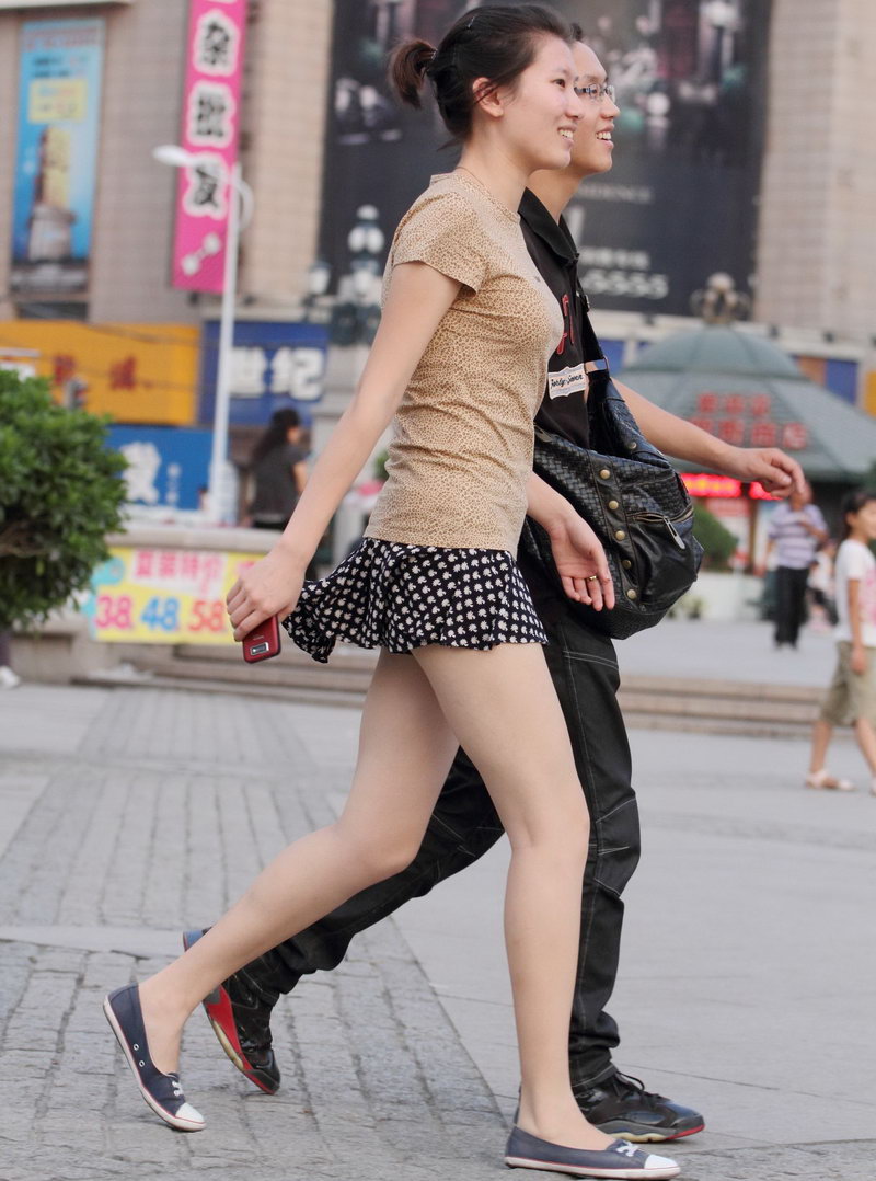济南洪山广场街拍的短裙美女