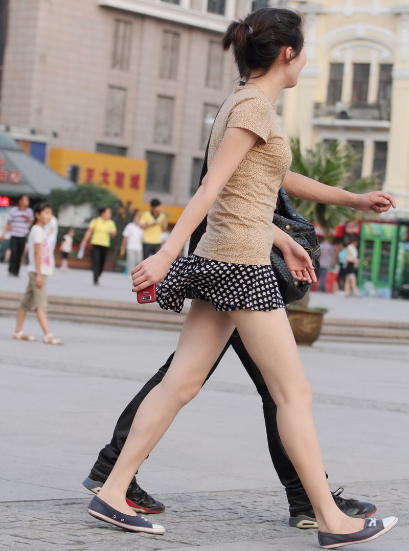 济南洪山广场街拍的短裙美女