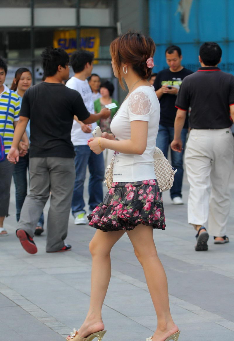 汉庭锦江商场街拍花裙子美女(1)