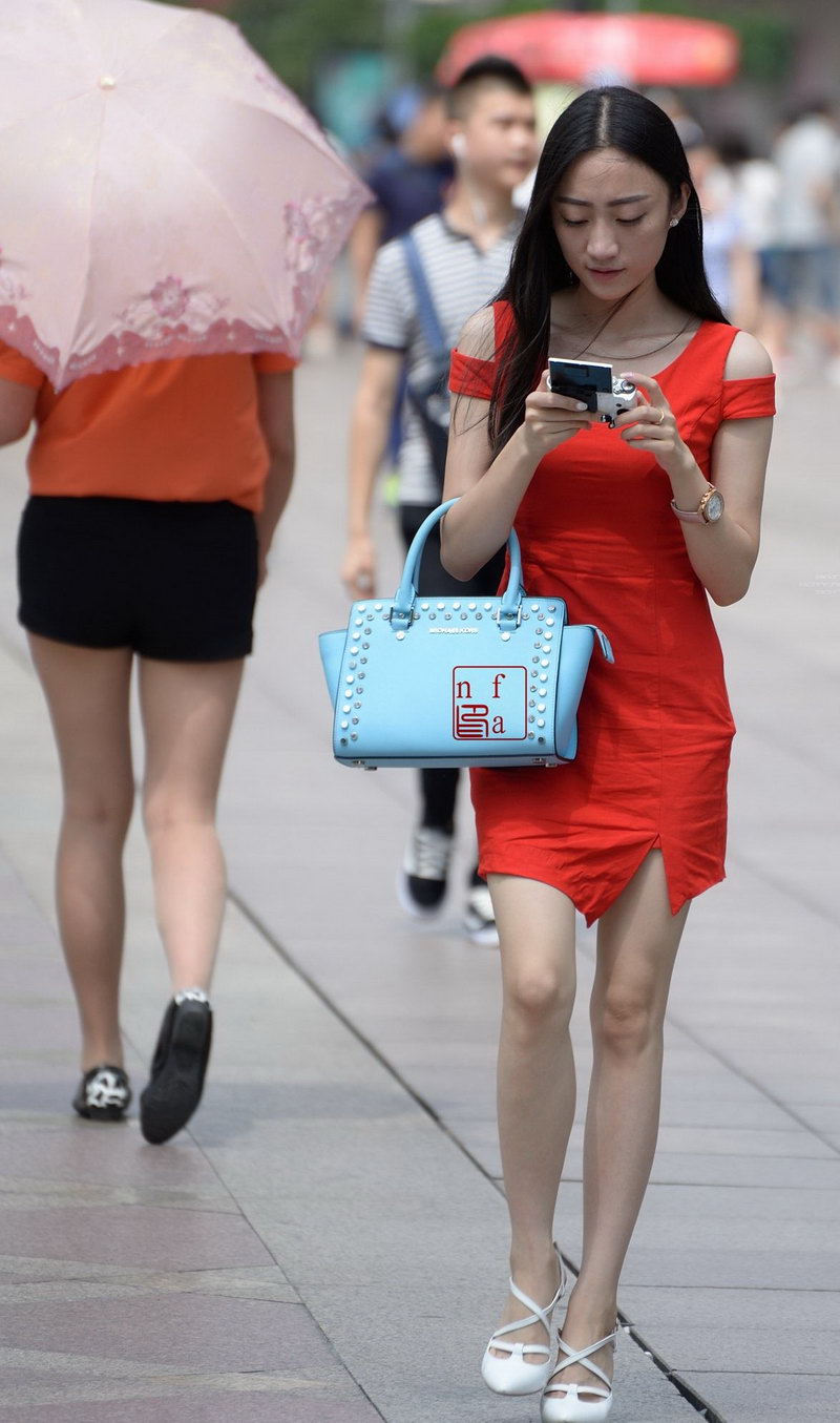 万达广场街拍的美女