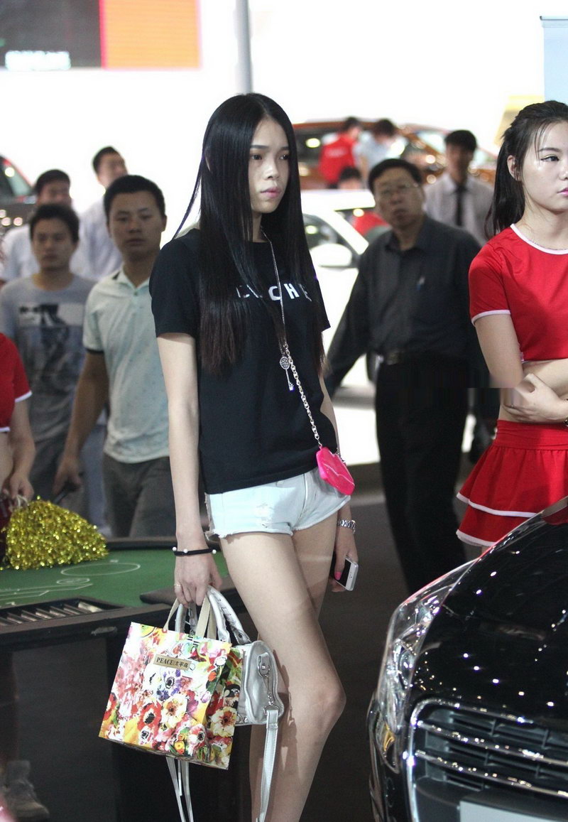 应该是个模特吧