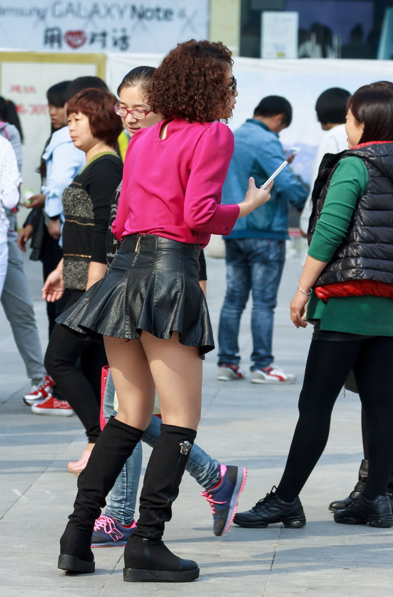 温州旅游街拍的小皮裙少妇