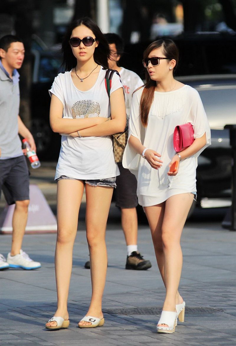 杭州的商业区街拍的两美腿美女