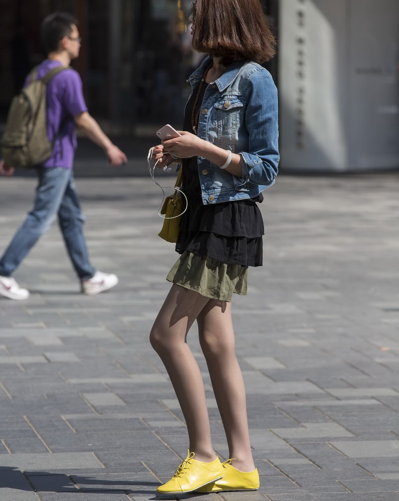 郑州某大商场的广场街拍的丝袜姐姐