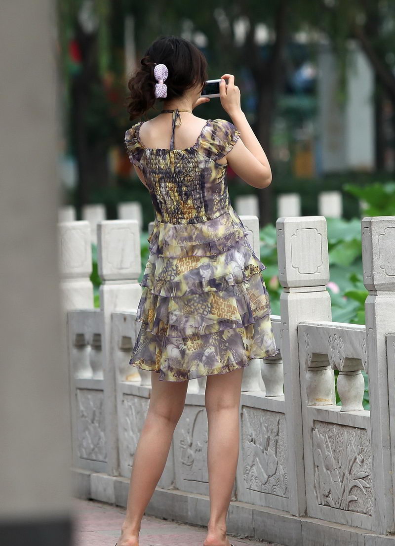杭州夏天街拍花裙子美女