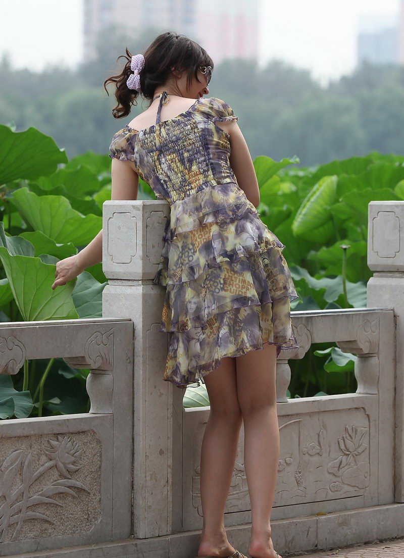杭州夏天街拍花裙子美女