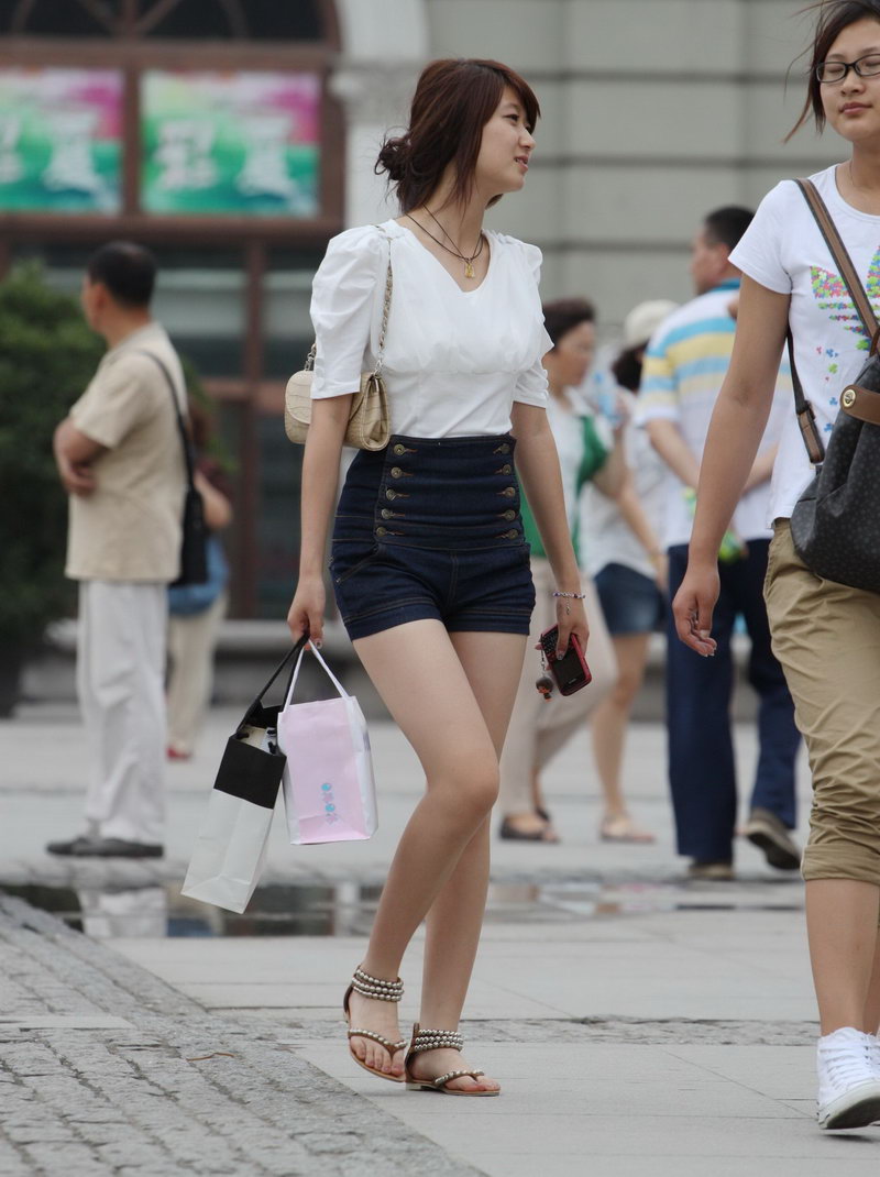 东莞中心广场街拍束腰短裤美女