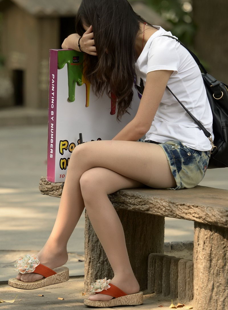 坐着休息的MM