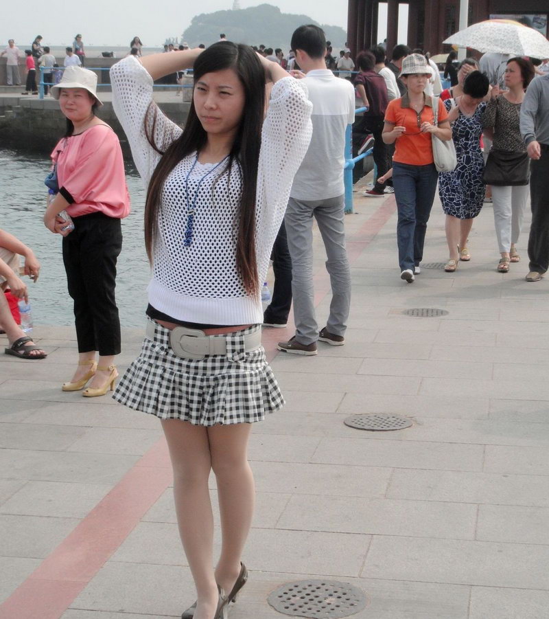 海边的方格裙美女