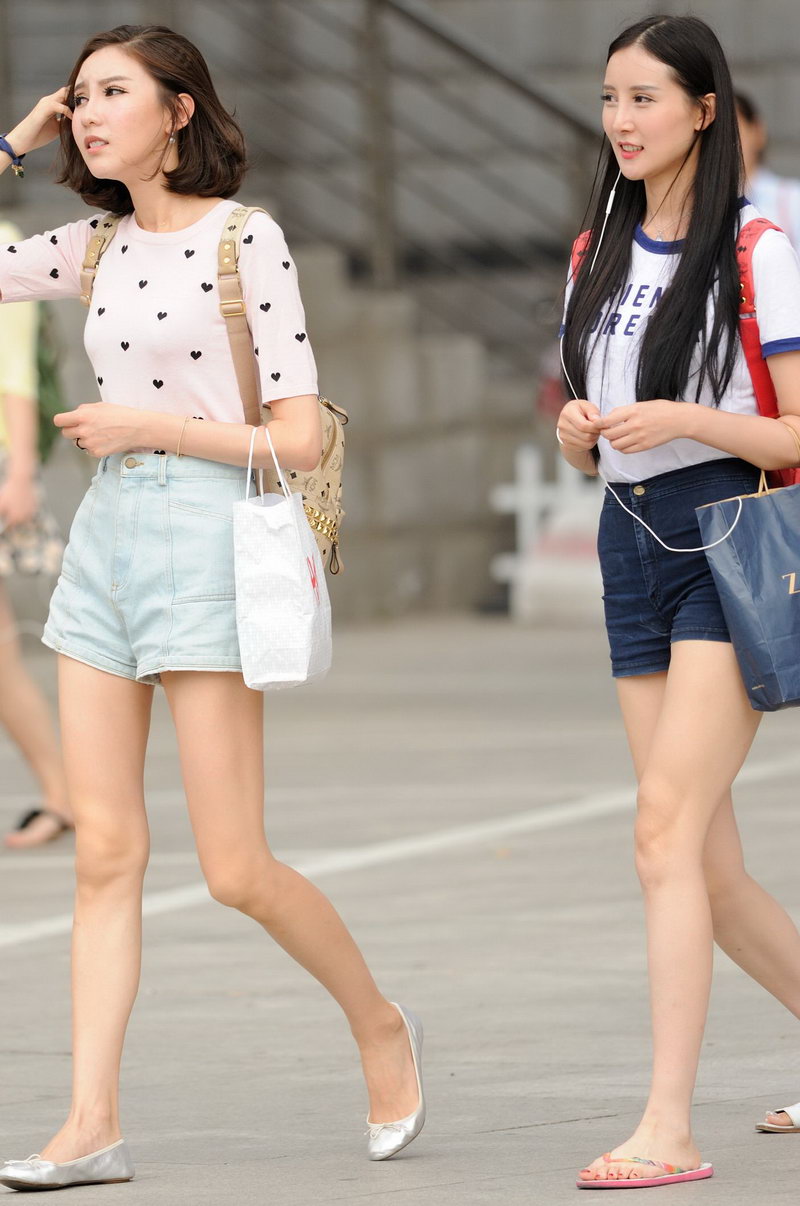 杭州的步行街见到的两美腿美女