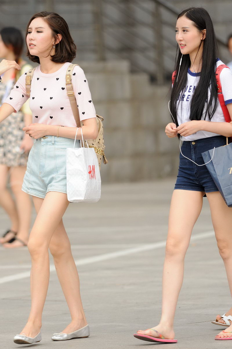 杭州的步行街见到的两美腿美女