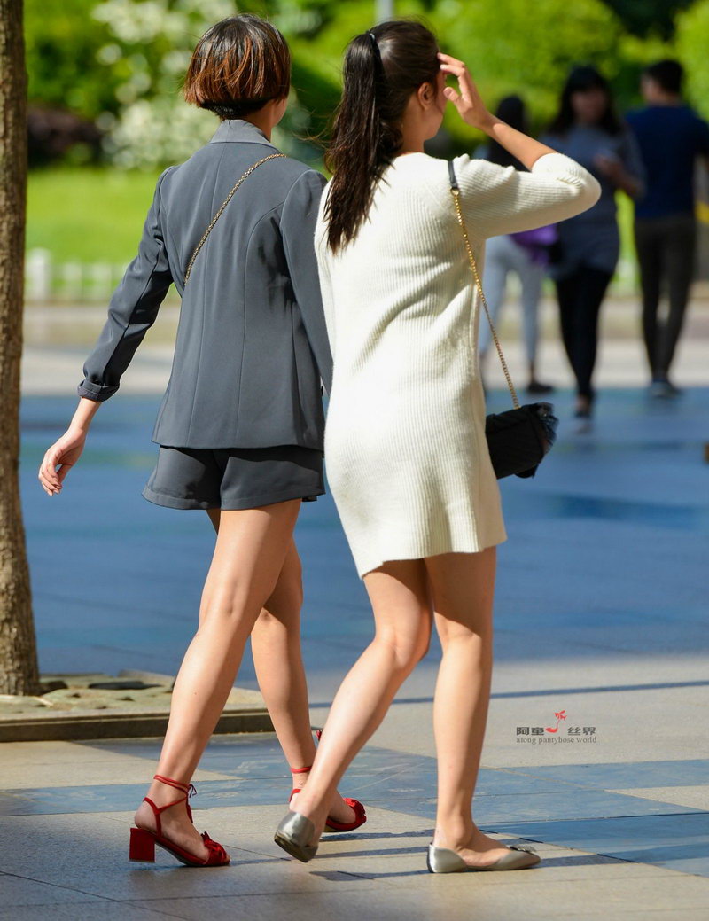 人民广场街拍的两个美女