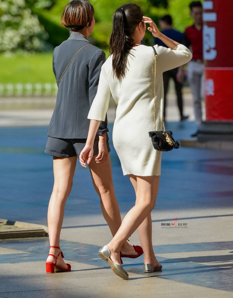人民广场街拍的两个美女
