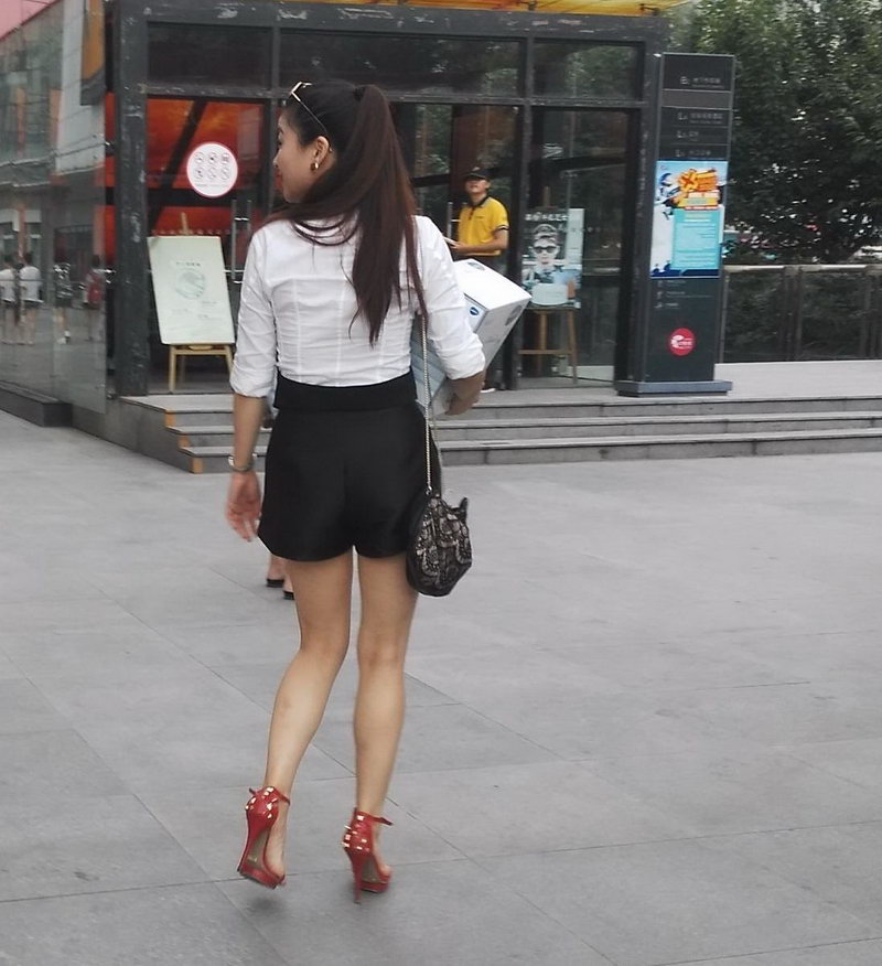 快餐店门口路过的美女们