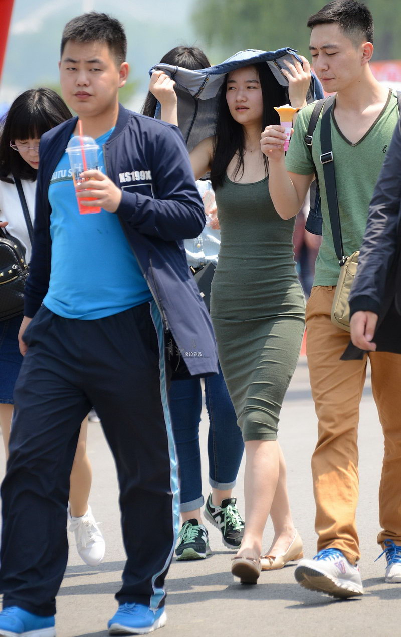 妹子穿一步裙逛街