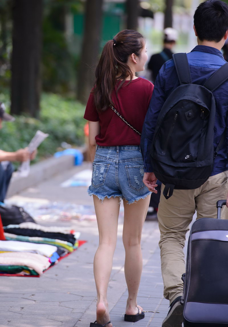 植物园街拍的牛仔短裤美女